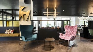 Un intérieur moderne avec deux chaises, une table ronde et un coin bar offrant une vue agréable.