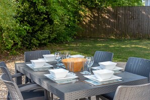 Outdoor dining - Seashells - Three Bedroom House, Sleeps 6 (Woolacombe)