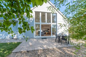 Outdoor dining - Seashells - Three Bedroom House, Sleeps 6 (Woolacombe)