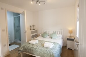 3 bedrooms, iron/ironing board, internet, bed sheets