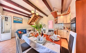 Vila, várias camas | Cozinha privada | Geladeira, fogão, cooktop, lava-louças