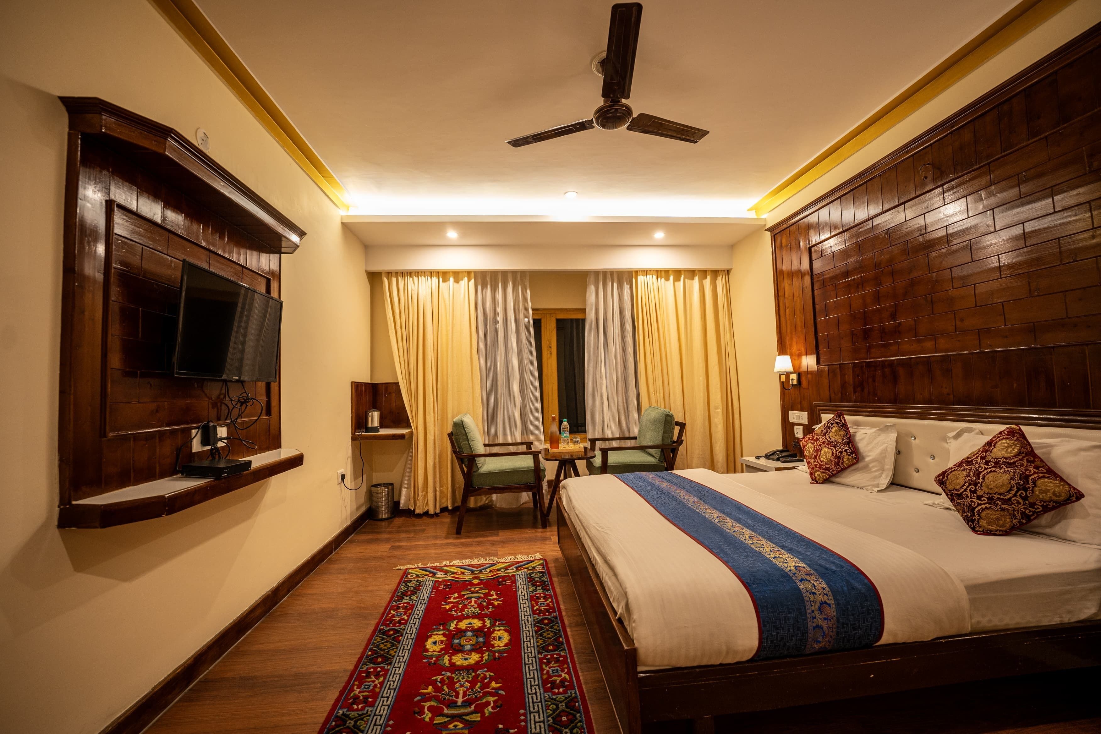 Superior-huone | Egyptinpuuvillaiset lakanat, ylelliset vuodevaatteet, työpöytä