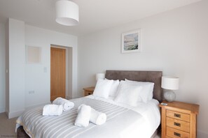 4 bedrooms, iron/ironing board, internet, bed sheets