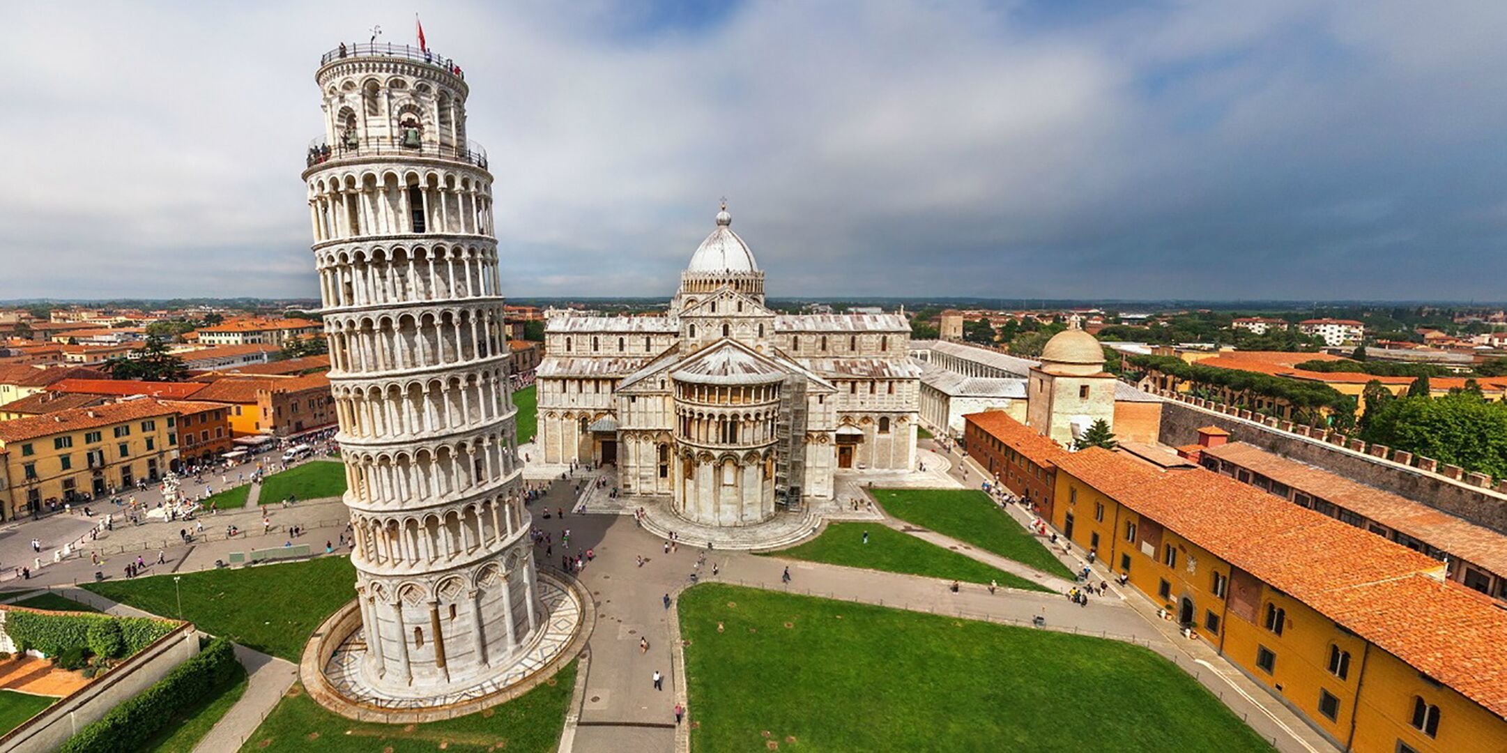 Un edificio histórico con una imponente torre espiral y una gran cúpula.