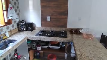 Coffee/tea maker, cookware/dishes/utensils