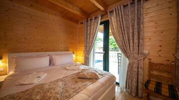 Deluxe Triple Room | Minibar, in-room safe, soundproofing, free WiFi