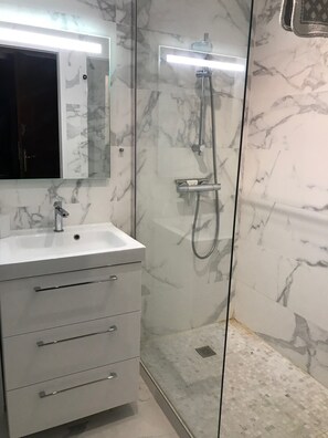 Douche, serviettes fournies