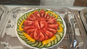 A plate of sliced vegetables arranged in a circular pattern on a tray. - Thüringer Hof (Ziegenrueck)