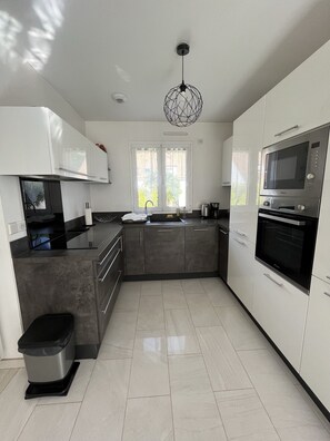 Refrigerador, microondas, horno y parrilla de estufa 