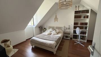 2 bedrooms, desk, iron/ironing board, travel crib