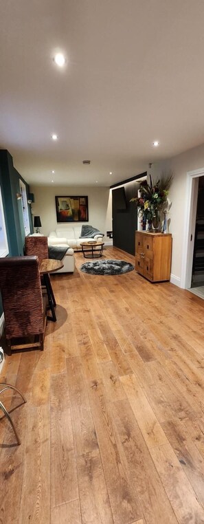 Basic Apartment, Private Bathroom (Annex ) | Lounge