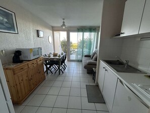 Fridge, microwave, stovetop, coffee/tea maker - Port Camargue, 1BR AC, terrace, parking, pets allowed (Port Camargue)
