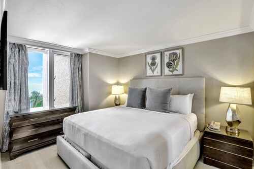 Lavish Beachfront Condo | Rooftop Pool/Spa/Gym