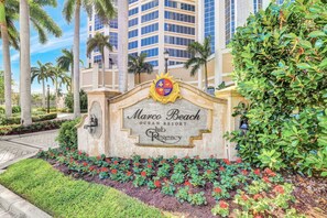 Property grounds - Lavish Beachfront Condo | Rooftop Pool/Spa/Gym (Marco Island)