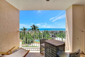 Property grounds - Lavish Beachfront Condo | Rooftop Pool/Spa/Gym (Marco Island)