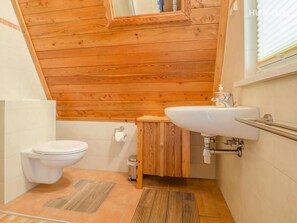 Shower, hair dryer - Ostalgie in the Finnhütte on the Kapitelsberg (Wernigerode)