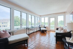 Televisión de pantalla plana, chimenea y tenis de mesa