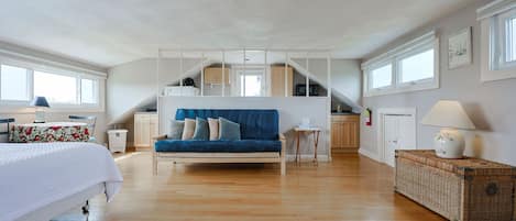 6 bedrooms, iron/ironing board, WiFi, bed sheets