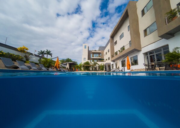 2 piscinas al aire libre, sombrillas, sillones reclinables de piscina