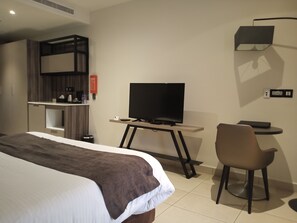 Habitación estándar | Caja de seguridad en la habitación y escritorio