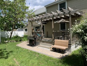 Outdoor dining - Duplex with private outdoor garden and fire pit (Old Orchard Beach)