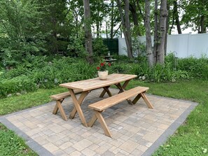 Outdoor dining - Duplex with private outdoor garden and fire pit (Old Orchard Beach)