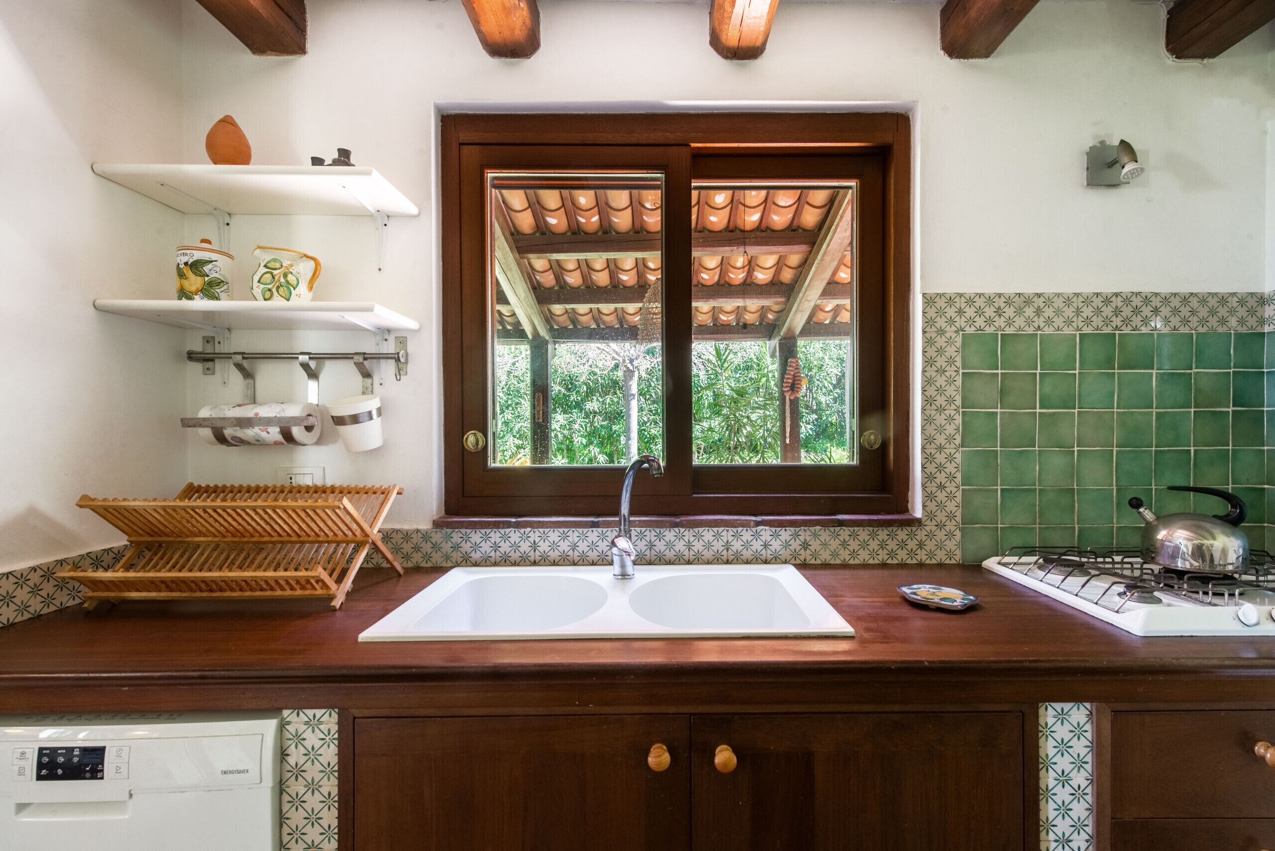 Kühlschrank, Mikrowelle, Geschirrspüler, Wasserkocher