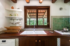 Geladeira, micro-ondas, lava-louças, chaleira elétrica