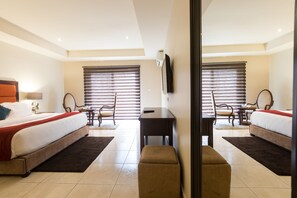 行政客房, 阳台 | 客房内保险箱、办公桌、笔记本电脑工作区、隔音