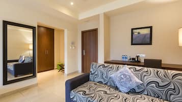 Habitación ejecutiva, balcón | Caja fuerte, escritorio, espacio para trabajar con un portátil