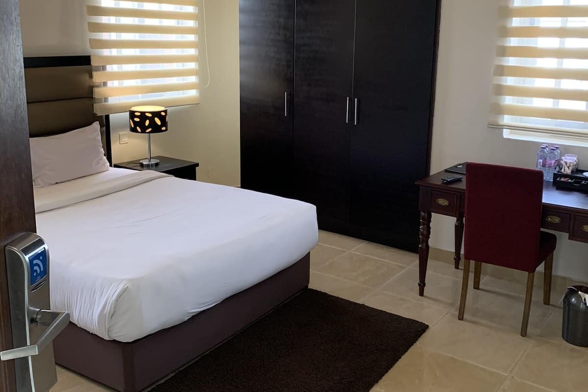 Standard Room | Peti besi dalam bilik, meja, ruang kerja komputer riba, kalis bunyi 