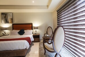 Deluxe Room | In-room safe, desk, laptop workspace, soundproofing