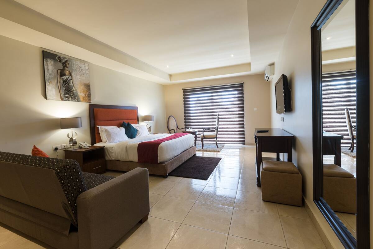 Executive Room, Balcony | Peti besi dalam bilik, meja, ruang kerja komputer riba, kalis bunyi 