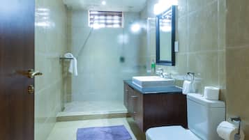 Ducha, artículos de higiene personal gratuitos y secador de pelo