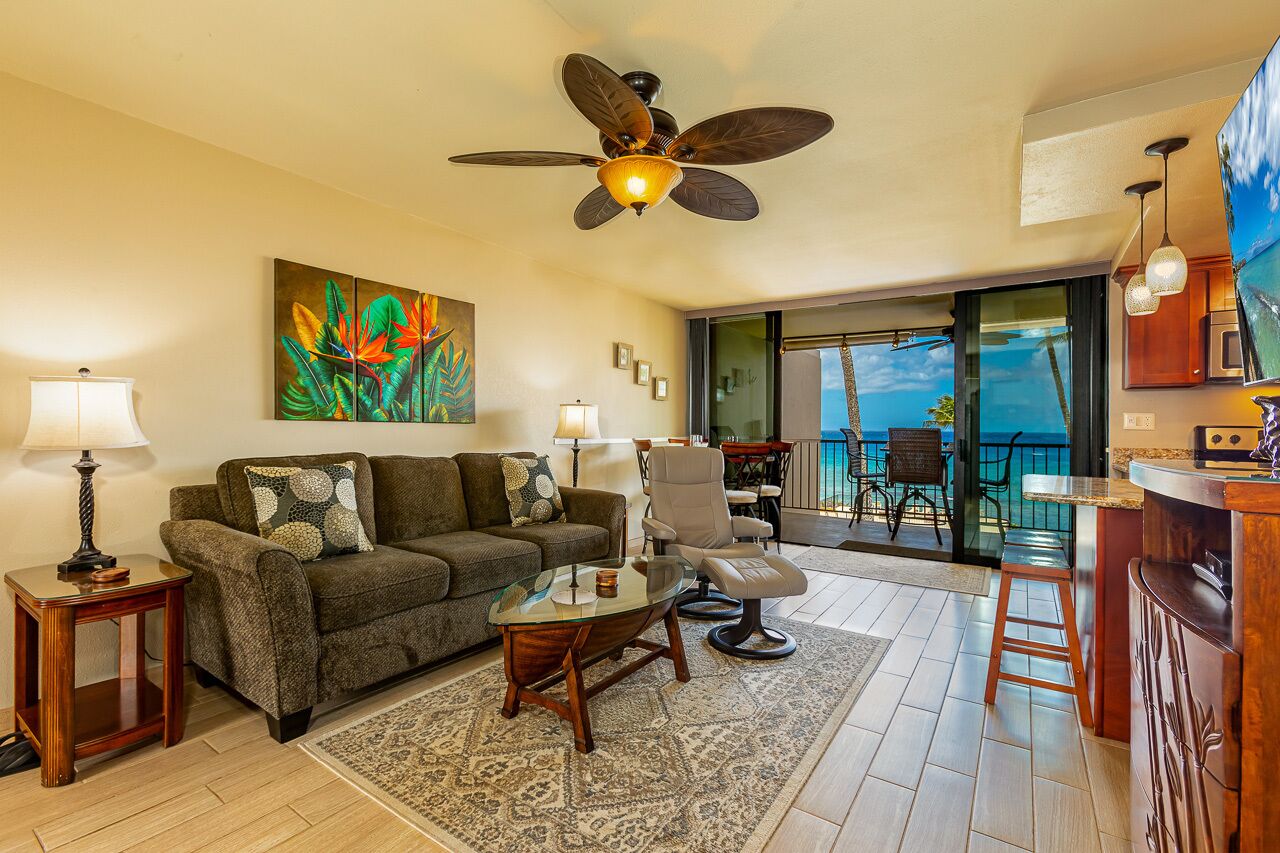 #411 Sophisticatedly beachy, updated top floor VIEW condo!