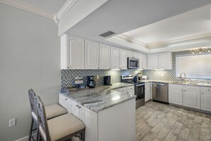 冷蔵庫、電子レンジ、オーブン、コンロ