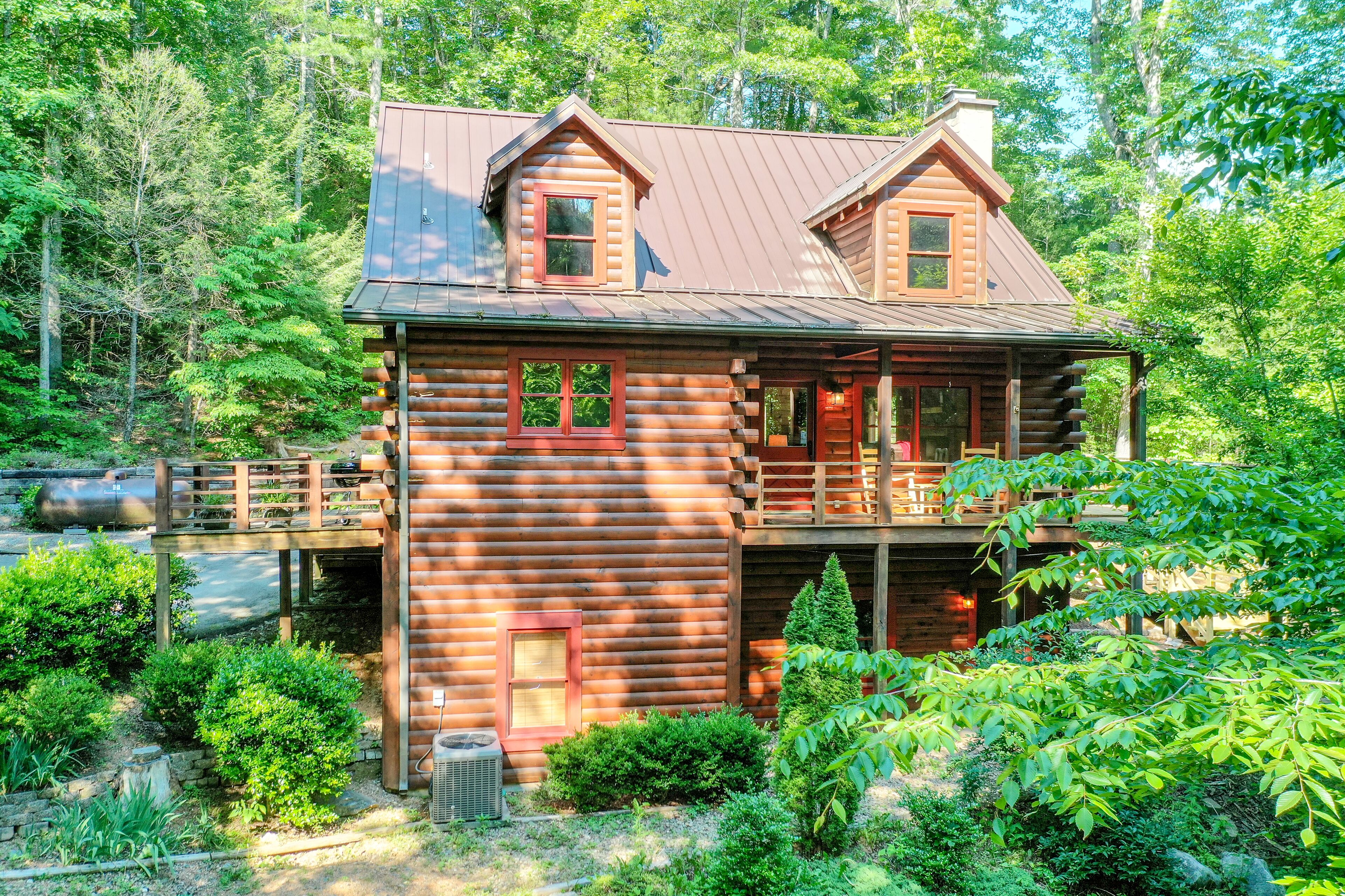 OPEN THANKSGIVING WEEK = SWEET RETREAT - 3 bdrms/3 baths, HOT TUB, Sleeps 10