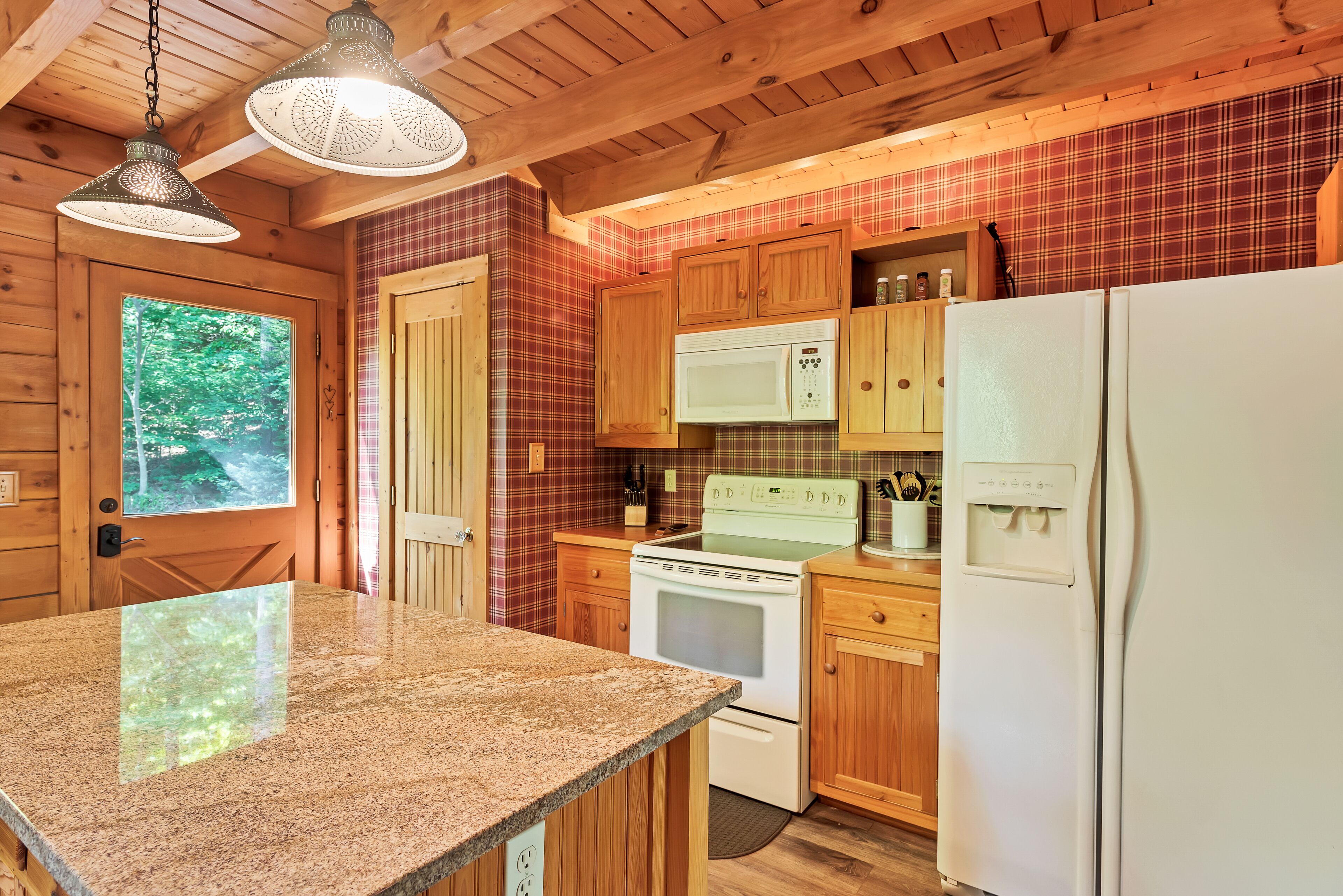 OPEN THANKSGIVING WEEK = SWEET RETREAT - 3 bdrms/3 baths, HOT TUB, Sleeps 10
