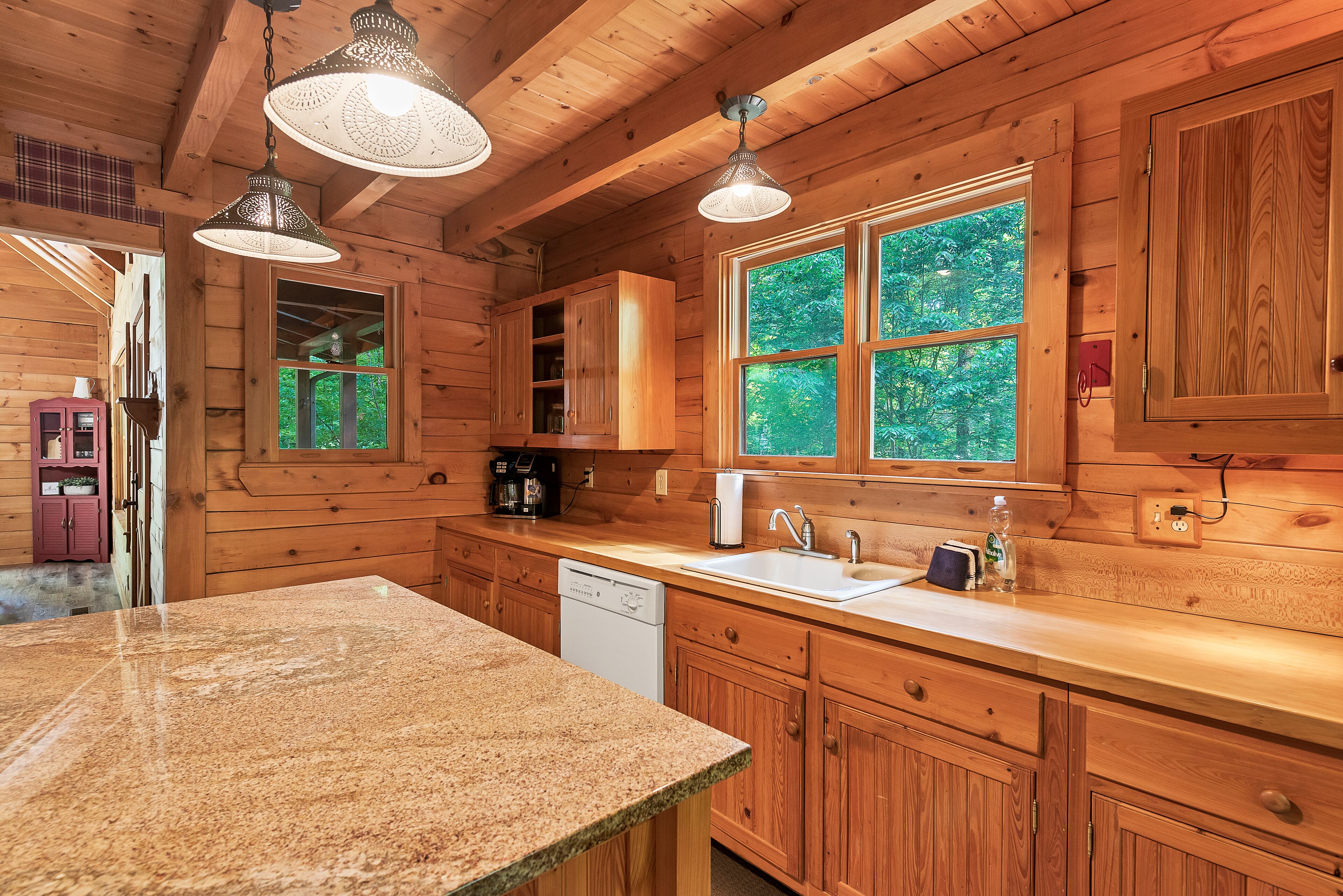 OPEN THANKSGIVING WEEK = SWEET RETREAT - 3 bdrms/3 baths, HOT TUB, Sleeps 10