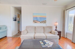 TV, DVD player - Seashell Bungalow at Sanderlin Shores (Kitty Hawk)