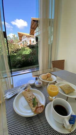 Free daily buffet breakfast