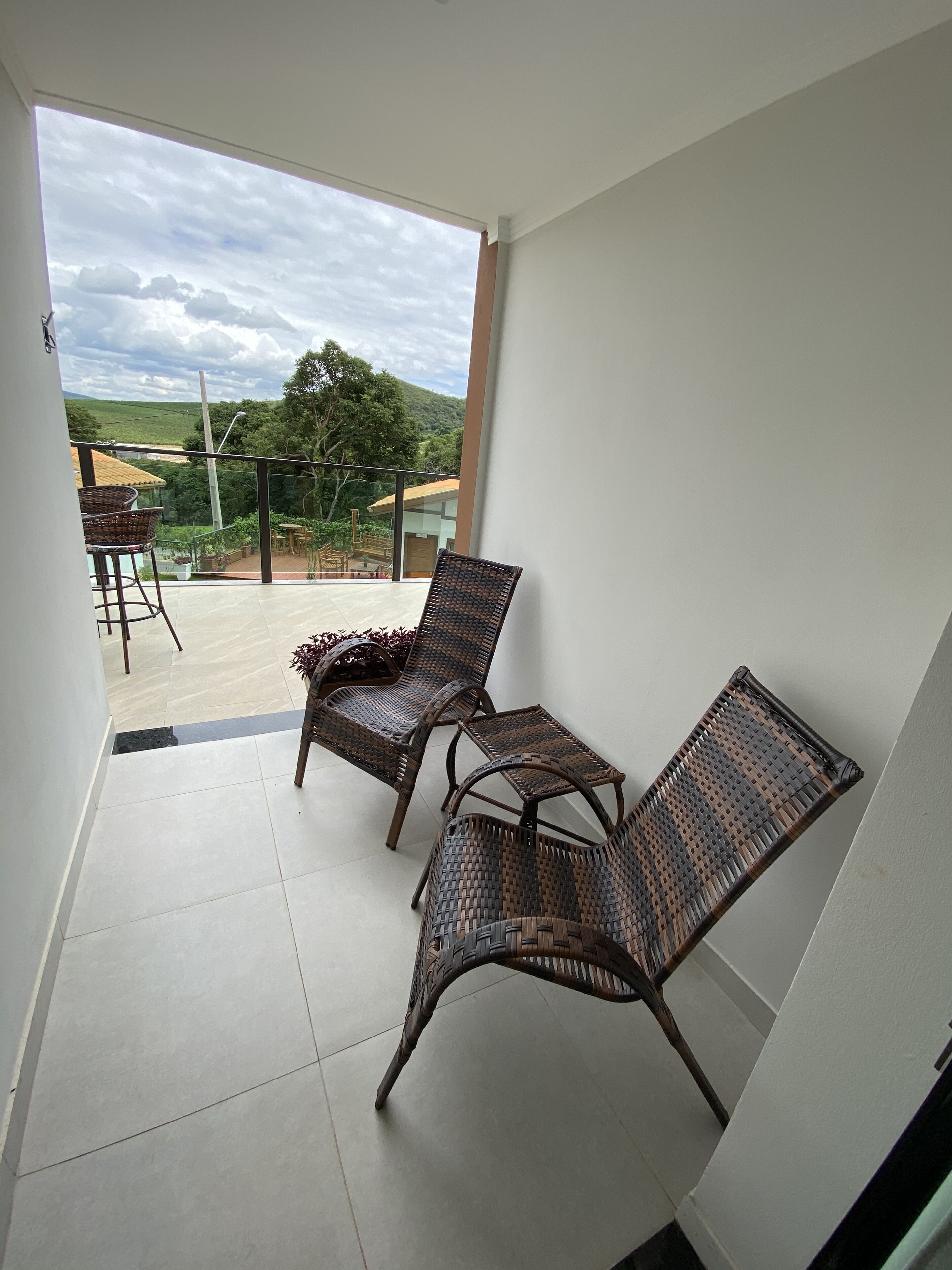 Escritorio, espacio para trabajar con laptop y cortinas blackout 