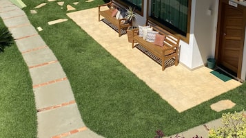 Escrivaninha, espaço de trabalho para notebook, cortinas blackout