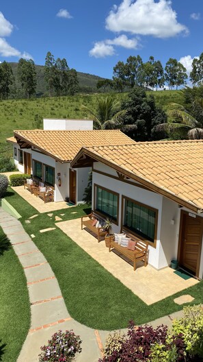 Escrivaninha, espaço de trabalho para notebook, cortinas blackout