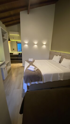 Skrivbord, arbetsyta för laptop och mörkläggningsgardiner