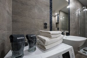 Gallery Studio Suite | Bathroom | Free toiletries, hair dryer, towels, soap