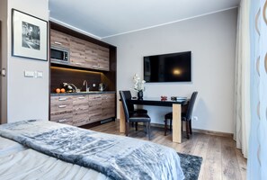Suíte estúdio urbana | Área de estar | Smart TV 50 polegadas com canais digitais, TV