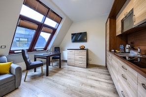 Suite Studio Galerie | Coin cuisine privé | Réfrigérateur, micro-ondes, plaque de cuisson, lave-vaisselle