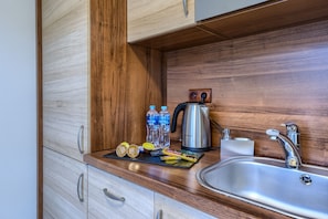Suite Studio Galerie | Coin cuisine privé | Réfrigérateur, micro-ondes, plaque de cuisson, lave-vaisselle