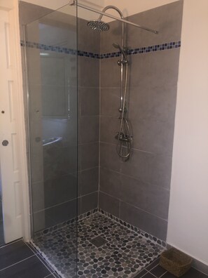 Een douche, een haardroger, handdoeken, toiletpapier